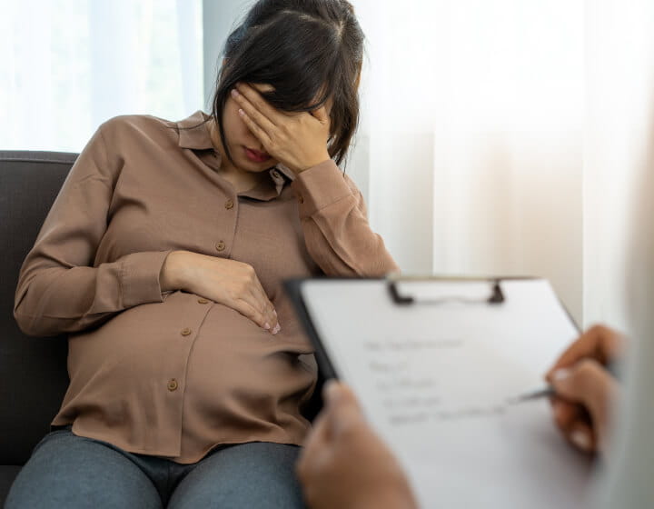 診療を受ける妊婦の写真